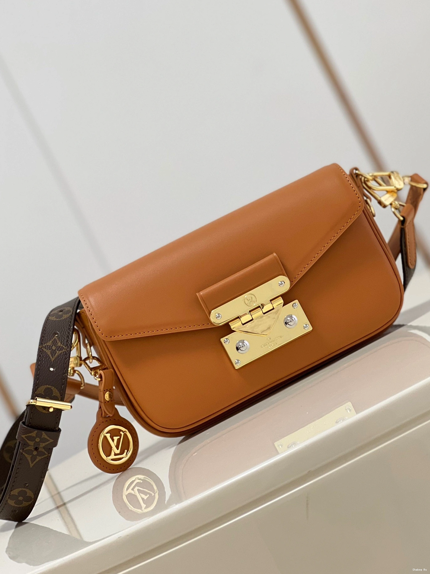 SWING Louis Vuitton 0818